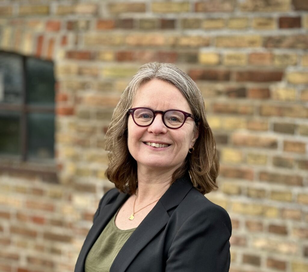 Susanne Duval framför tegelvägg