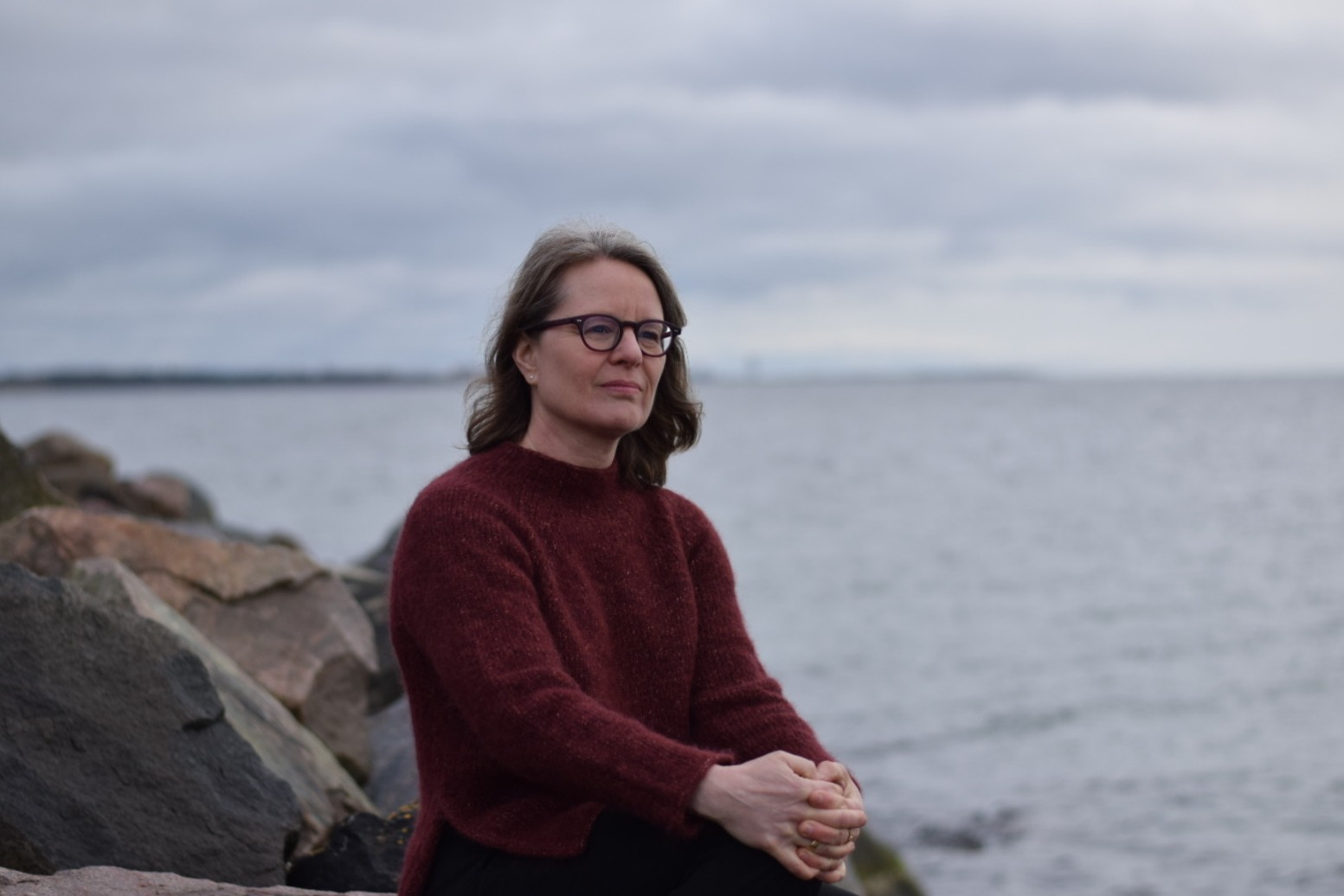Susanne ser ut över havet